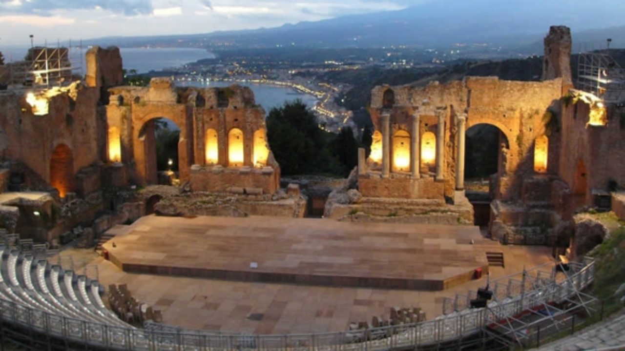 Для жителей греции театр был. Греческий театр в Таормине. Сицилия амфитеатр. Театр древней Греции. Таормина Сицилия театр Antico.