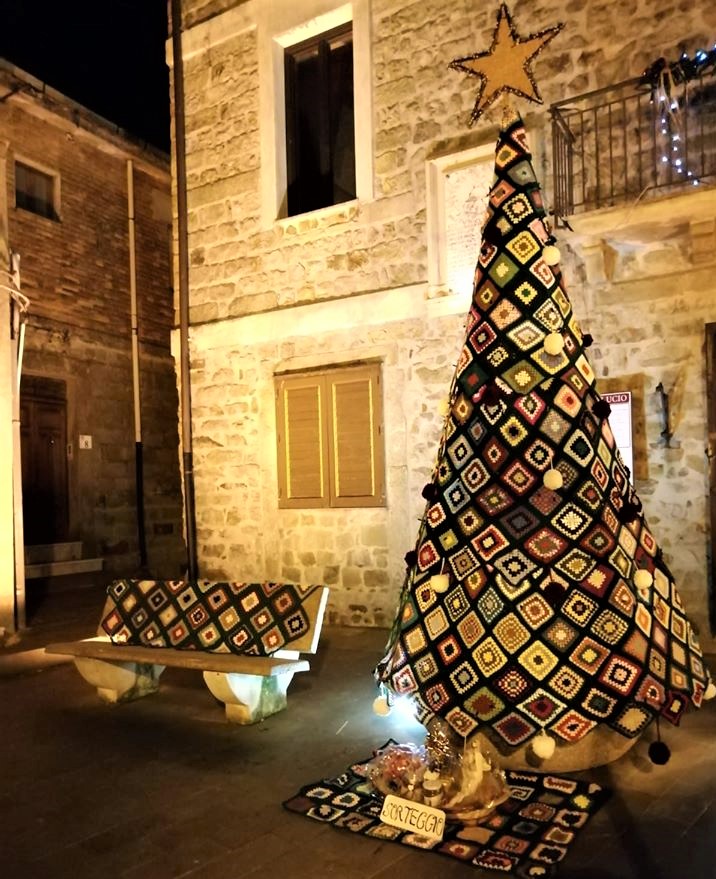 Si Natale.Le Castel Di Lucio Si Prepara Al Natale Con Un Albero Particolare Nebrodi Newsnebrodi News