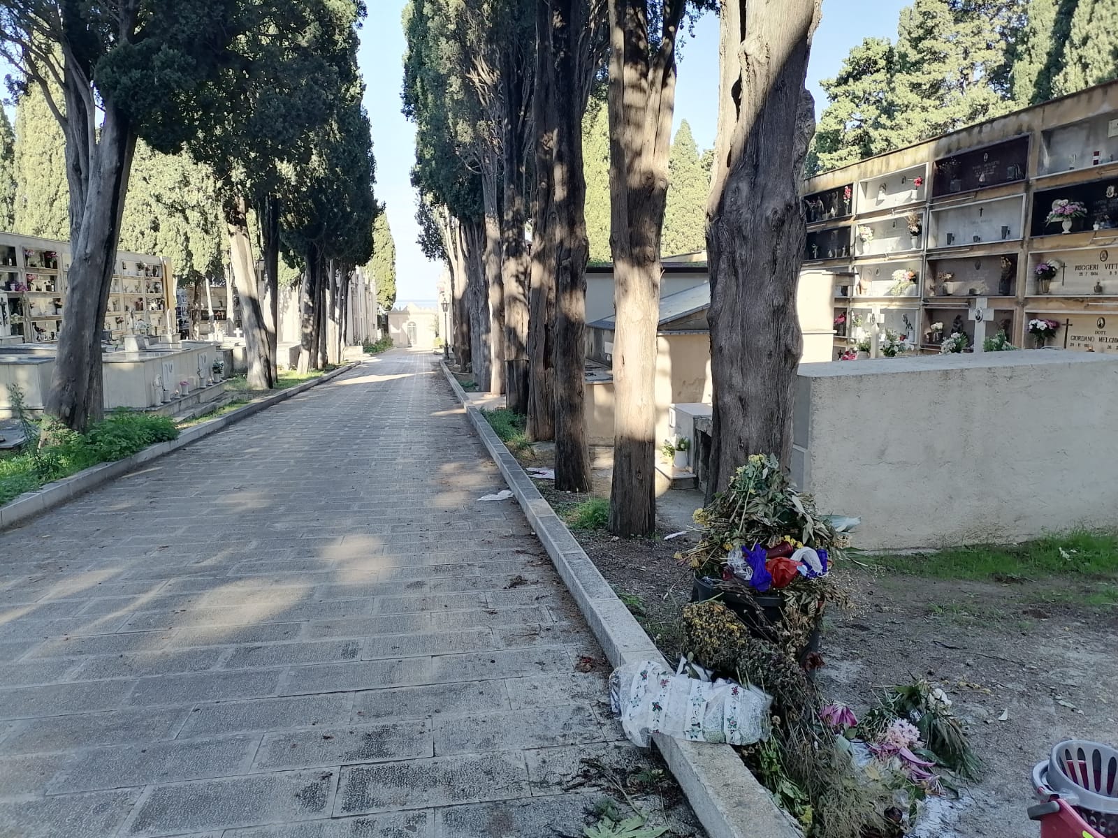 Ancora degrado e sporcizia al cimitero di Sant'Agata Militello